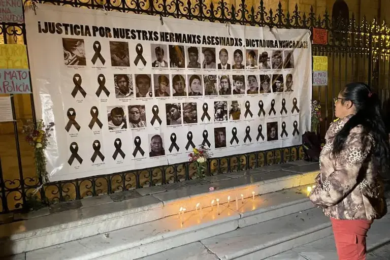 Una mujer en Arequipa mira una pancarta en honor a los civiles muertos durante las protestas del 7 de diciembre de 2022 al 4 de febrero de 2023. Imagen: César Muñoz Acebes/Human Rights Watchdfd