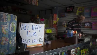 Un letrero en el mostrador de una papelería dice: "No hay luz hasta las 12 pm", en Charallave, Venezuela, el lunes 25 de abril de 2016. Fotógrafo: Wilfredo Riera / Bloomberg