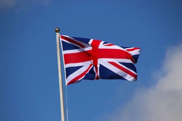 Una bandera de Reino Unido en el cielo caraqueño