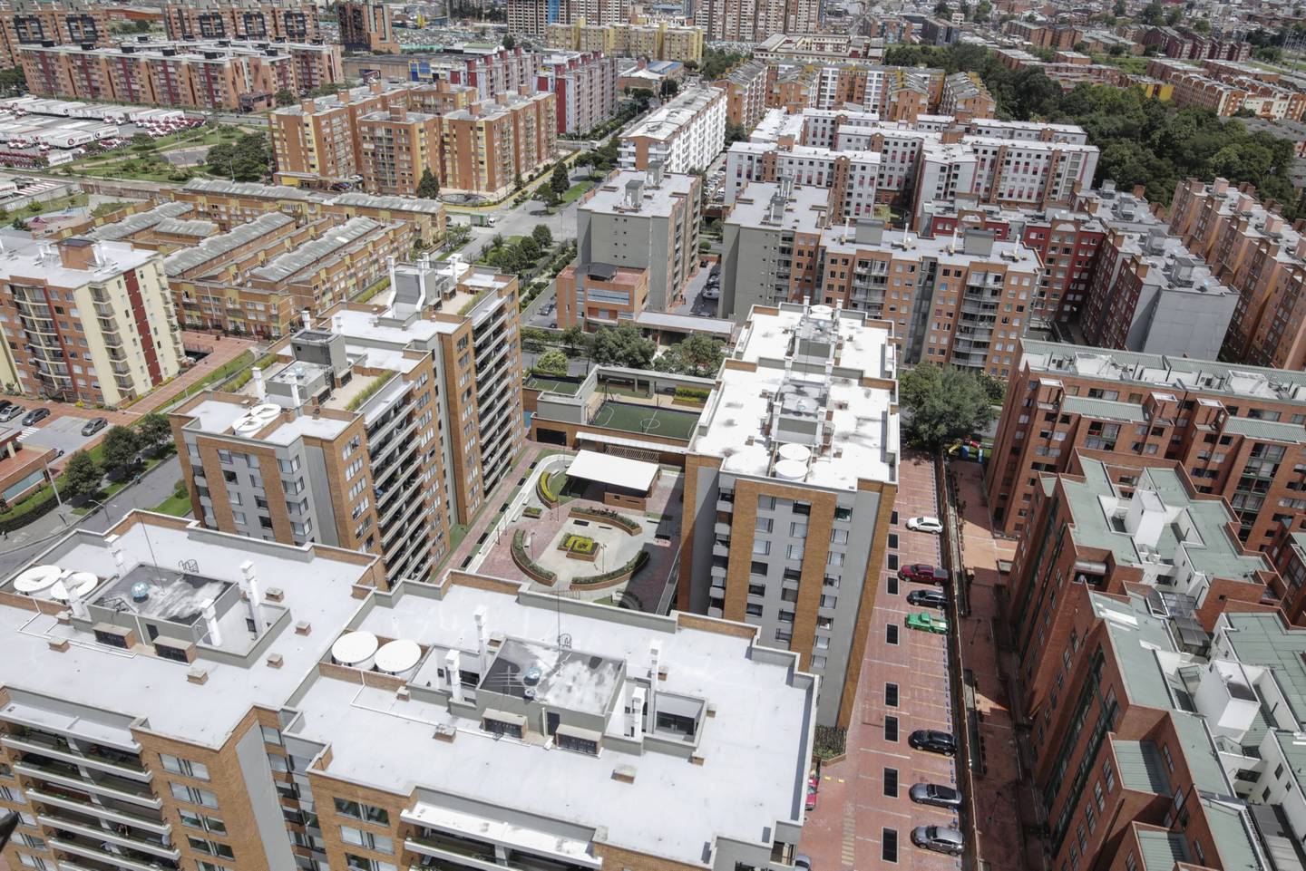 Complejos de viviendas aparecen en esta fotografía aérea tomada sobre Bogotá, Colombia, el martes 7 de abril de 2020.dfd