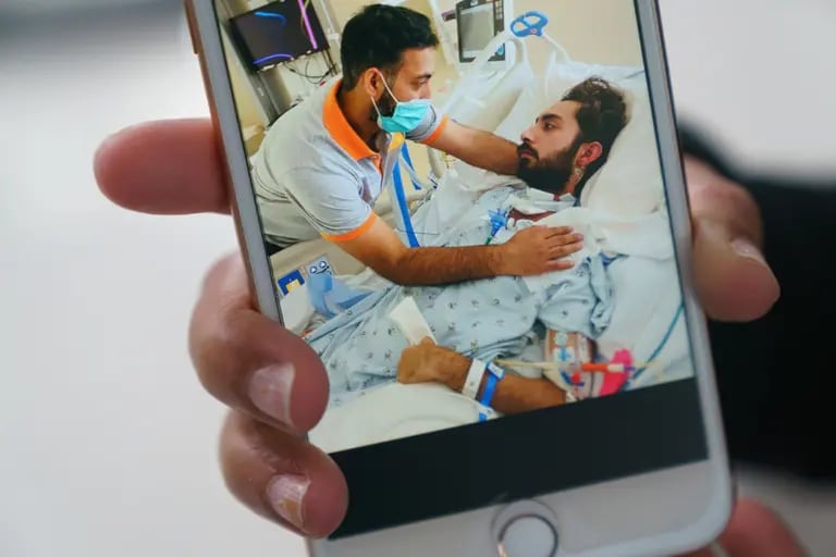 Ans Rana recibe la visita de su hermano, Ali Kamran, en el hospital tras el accidente de tráfico. Fotógrafo: Elijah Nouvelage/Bloombergdfd