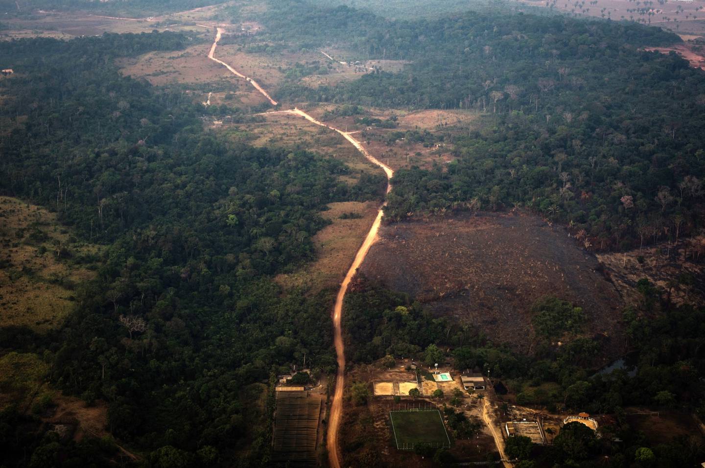 Terra destruída por fogo é dividida por uma estrada nesta fotografia aérea da Floresta Amazônica no estado de Rondôniadfd