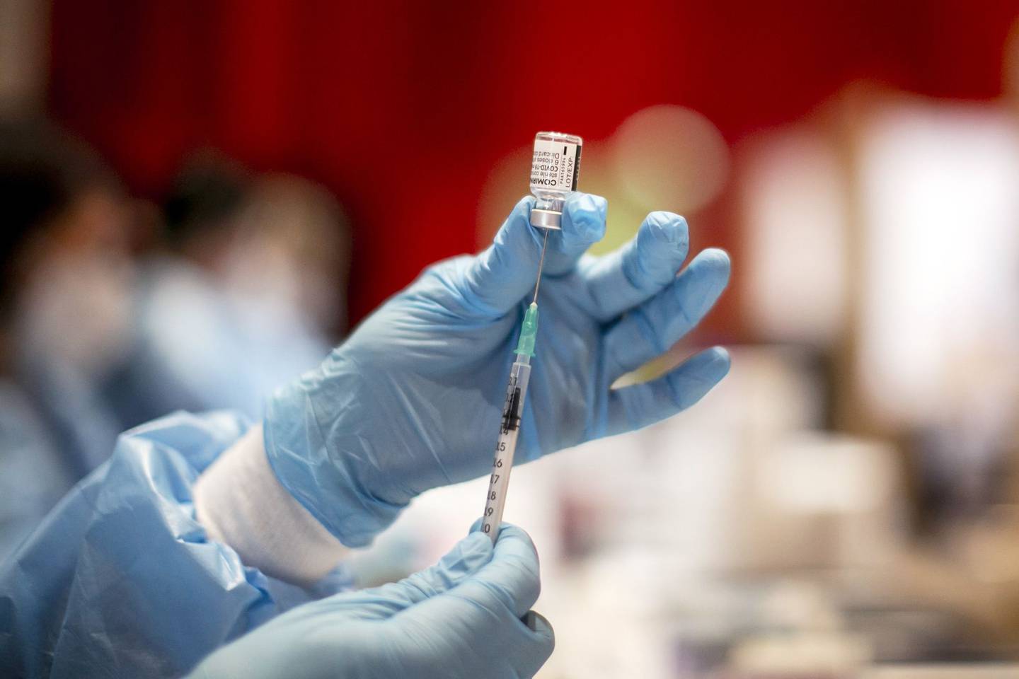 Una enfermera llena jeringuillas con la vacuna de Pfizer-BioNTech durante una campaña de vacunación masiva en Austria