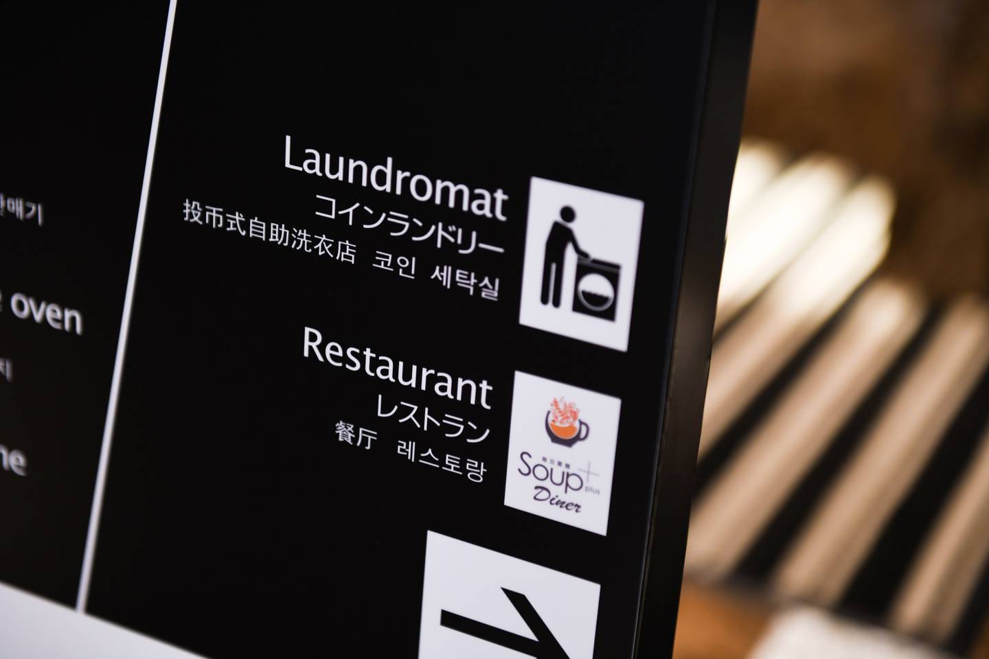 Tela em quatro idiomas no APA Hotel Roppongi SixFonte: Noriko Hayashi / Bloombergdfd