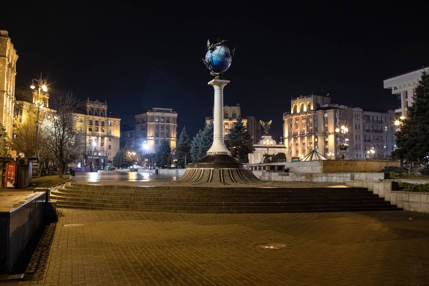 Una Plaza de la Independencia desierta durante la hora pico, en el primer día de la invasión rusa en Kiev.