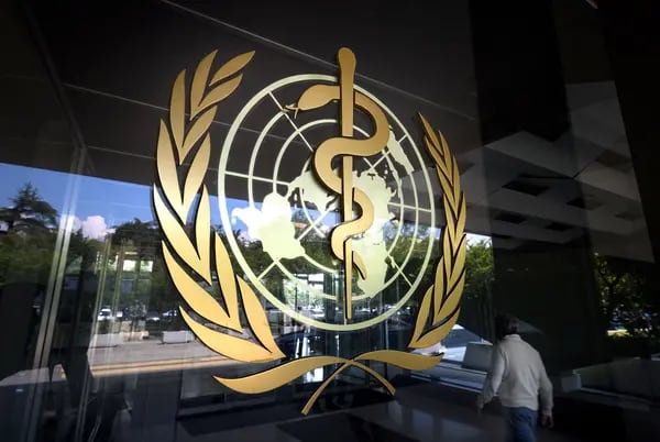 Un cartel de la Organización Mundial de la Salud, OMS se ve en la entrada de la sede del organismo especializado de la ONU el 18 de mayo de 2018 en Ginebra.