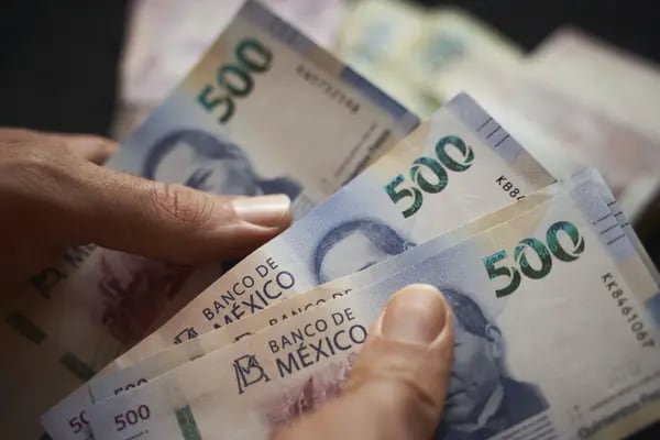 El tipo de cambio se estableció en $17,204300 por dólar, de acuerdo con el Diario Oficial de la Federación (DOF). Photographer: Mauricio Palos/Bloomberg