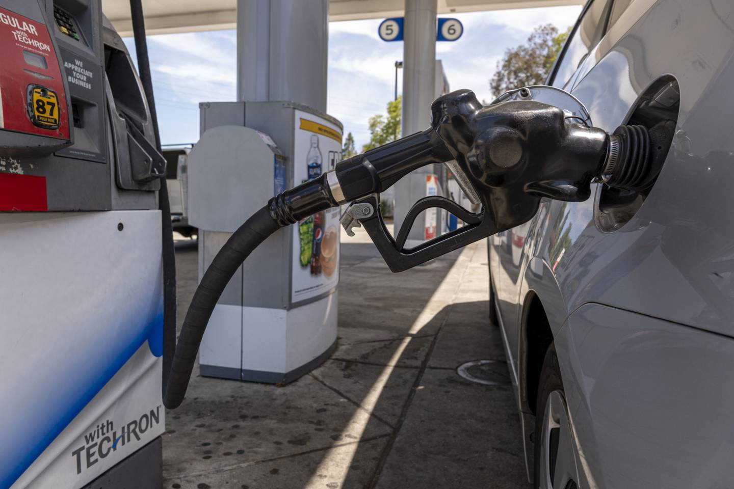 Una boquilla de combustible en un auto en una gasolinera Chevron en Pinole, California, Estados Unidos, el miércoles 22 de junio de 2022.