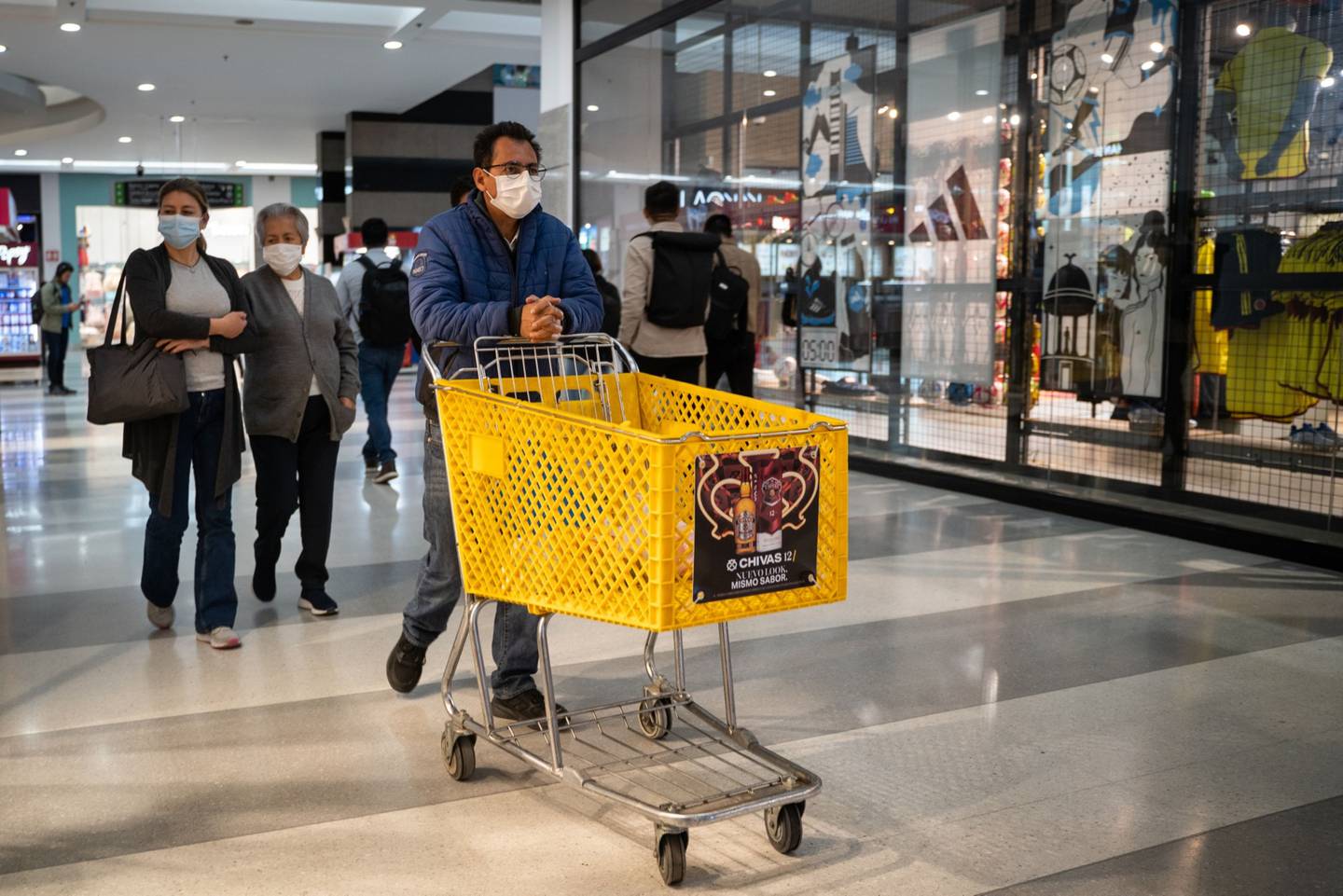 Compradores caminan por un centro comercial en Bogotá, Colombia, el jueves 28 de julio de 2022.dfd
