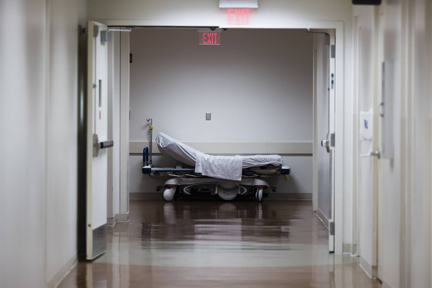 Una camilla de hospital en un pasillo del Freeman Hospital West en Joplin, Missouri, EE.UU., el martes 3 de agosto de 2021.