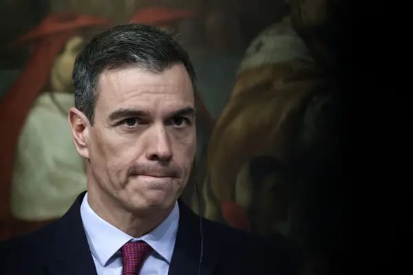 El presidente del Gobierno español, Pedro Sánchez, sufre un revés en las elecciones municipales, en las que ganan los partidos de derecha y extrema derecha.