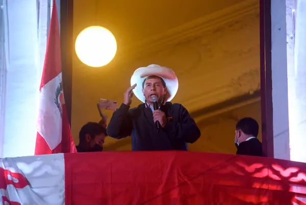 Pedro Castillo se dirige a sus simpatizantes en Lima, el 10 de junio.