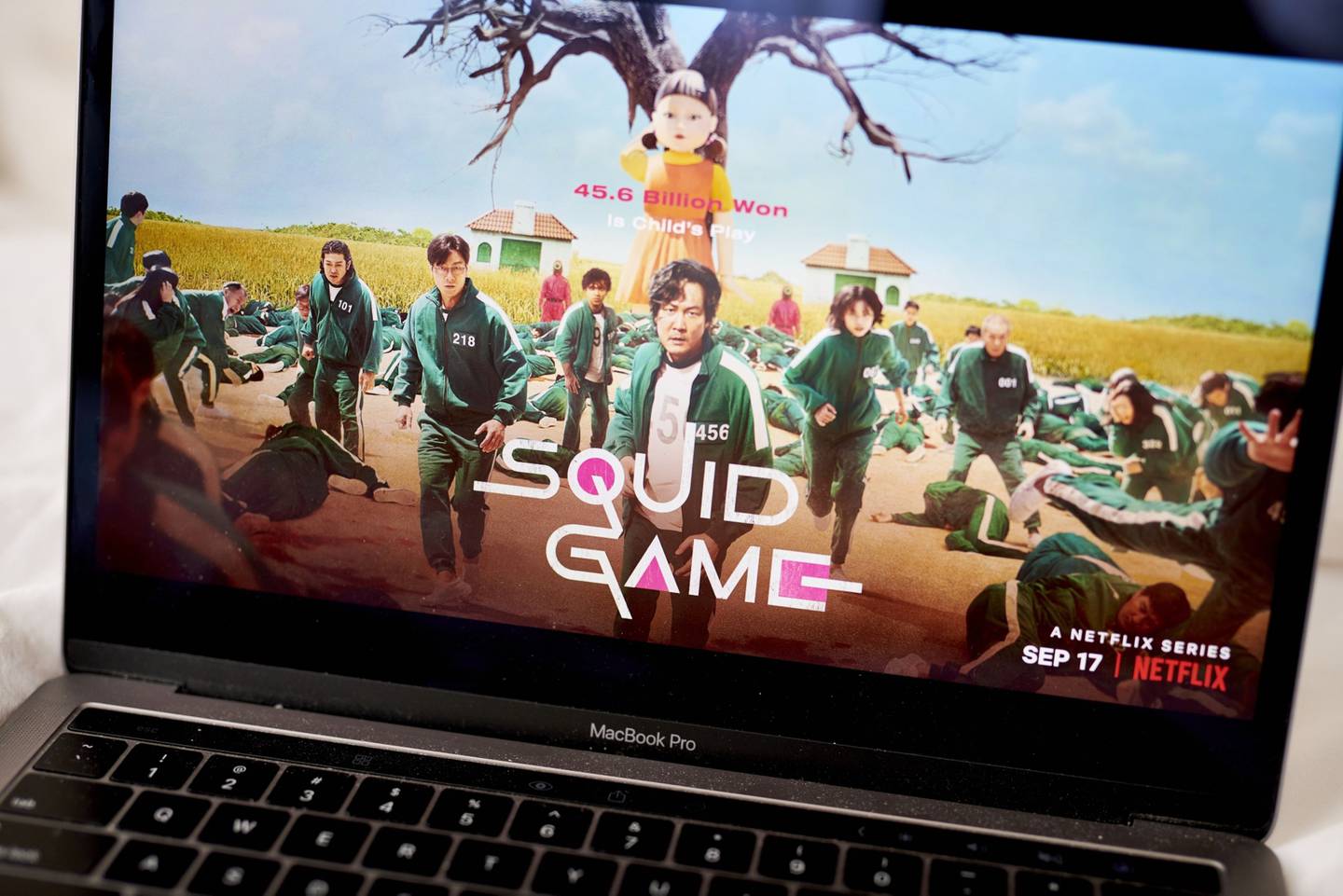 La serie de televisión de Netflix Inc. 'Squid Game' en un computador portátil dispuesto en el barrio de Brooklyn de Nueva York, EE. UU., el sábado 16 de octubre de 2021.dfd