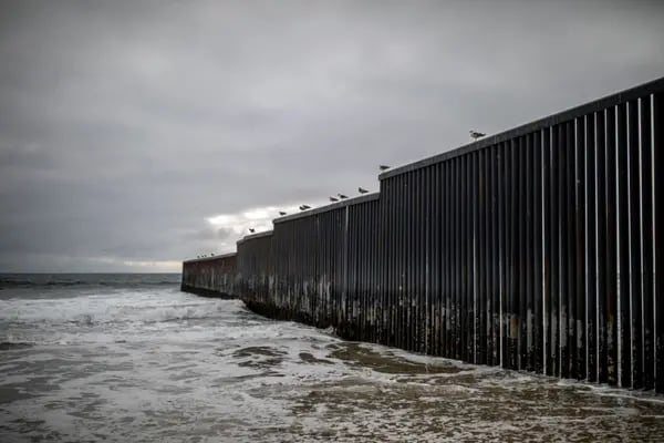 Parte del muro fronterizo entre los Estados Unidos y México.