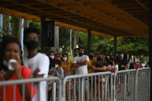 Turistas hacen fila para presentar la verificación de la vacuna en la entrada del teleférico del Pan de Azúcar, en Río de Janeiro, Brasil, el sábado 18 de septiembre de 2021.