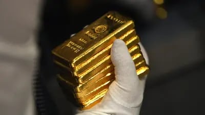 Un empleado sostiene una pila de lingotes de oro en la bóveda de metales preciosos en Pro Aurum KG en Munich, Alemania, el miércoles 22 de julio de 2020.  Fotógrafo: Andreas Gebert/Bloomberg