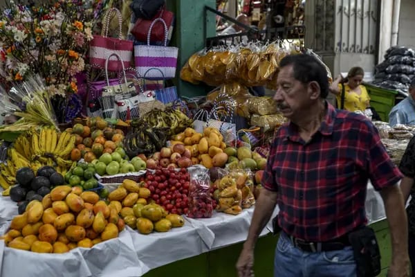 Un comprador pasa frente a productos agrícolas en un mercado en Ciudad de Guatemala el viernes 31 de marzo de 2023.