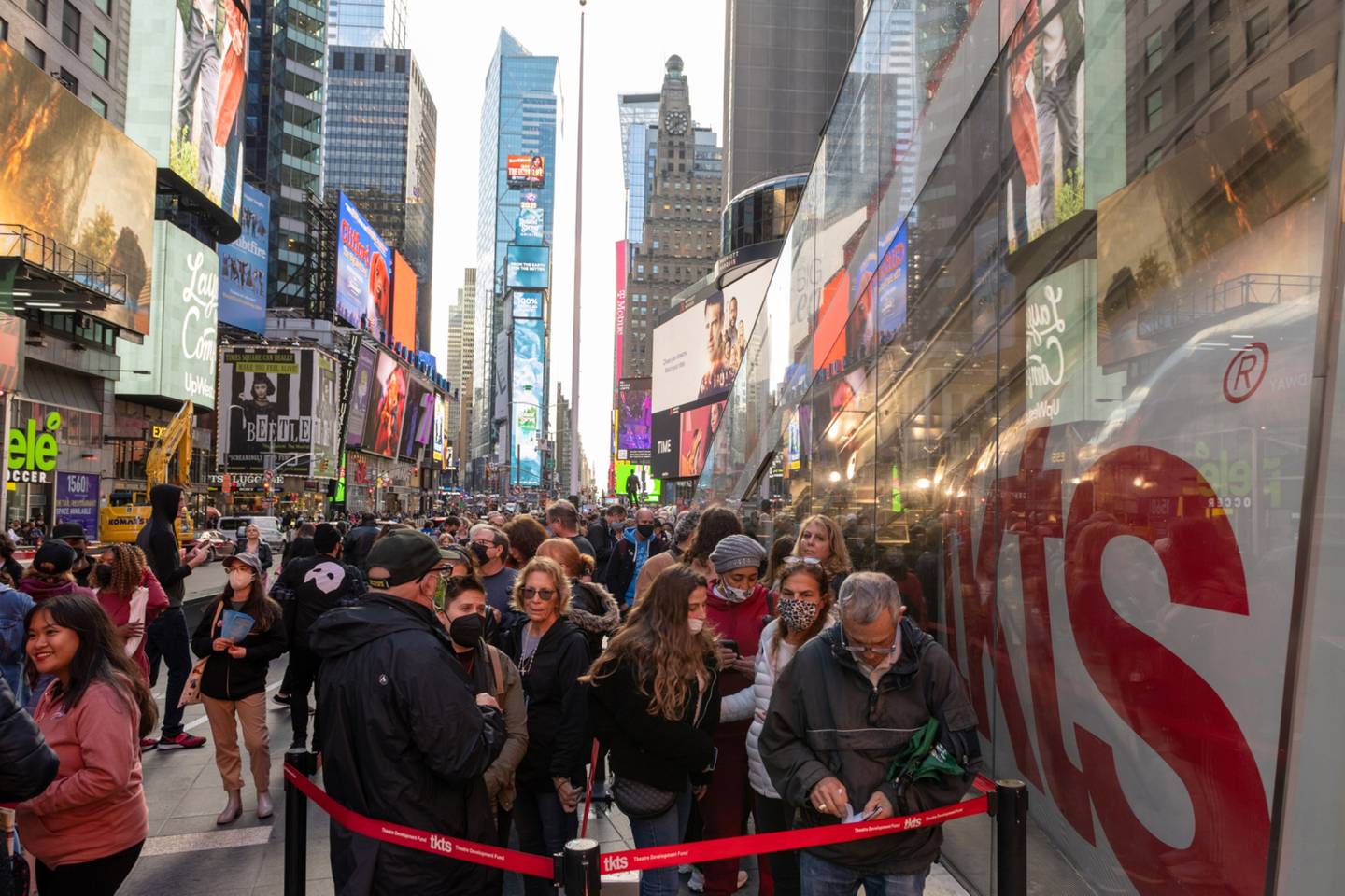 Turistas esperan en fila para comprar boletos para los espectáculos de Broadway en Times Square.