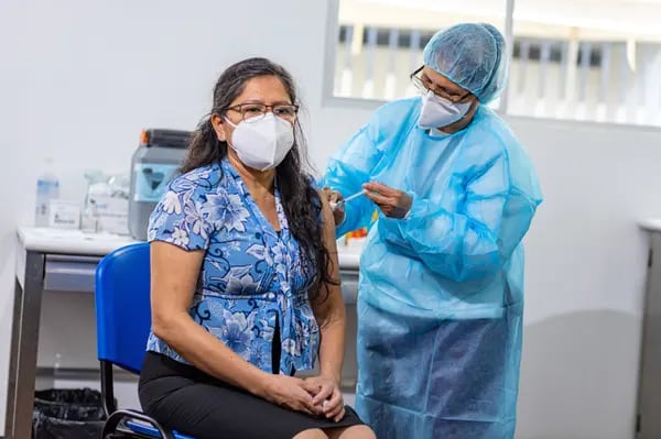 Ministerio de Salud El Salvador aplicación cuarta dosis de la vacuna Covid-19 Foto: Ministerio de Salud de El Salvador | @SaludSV