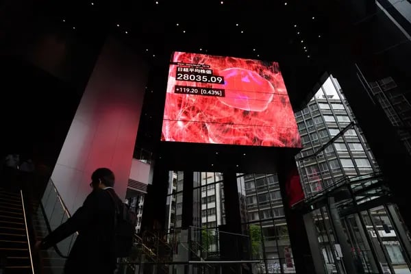 El Nikkei 225 Stock Average se muestra en una pantalla de cubo giratorio en un atrio del edificio Kabuto One, junto a la Bolsa de Tokio, en Tokio, Japón, el martes 7 de junio de 2022. Fotógrafo: Akio Kon/Bloomberg