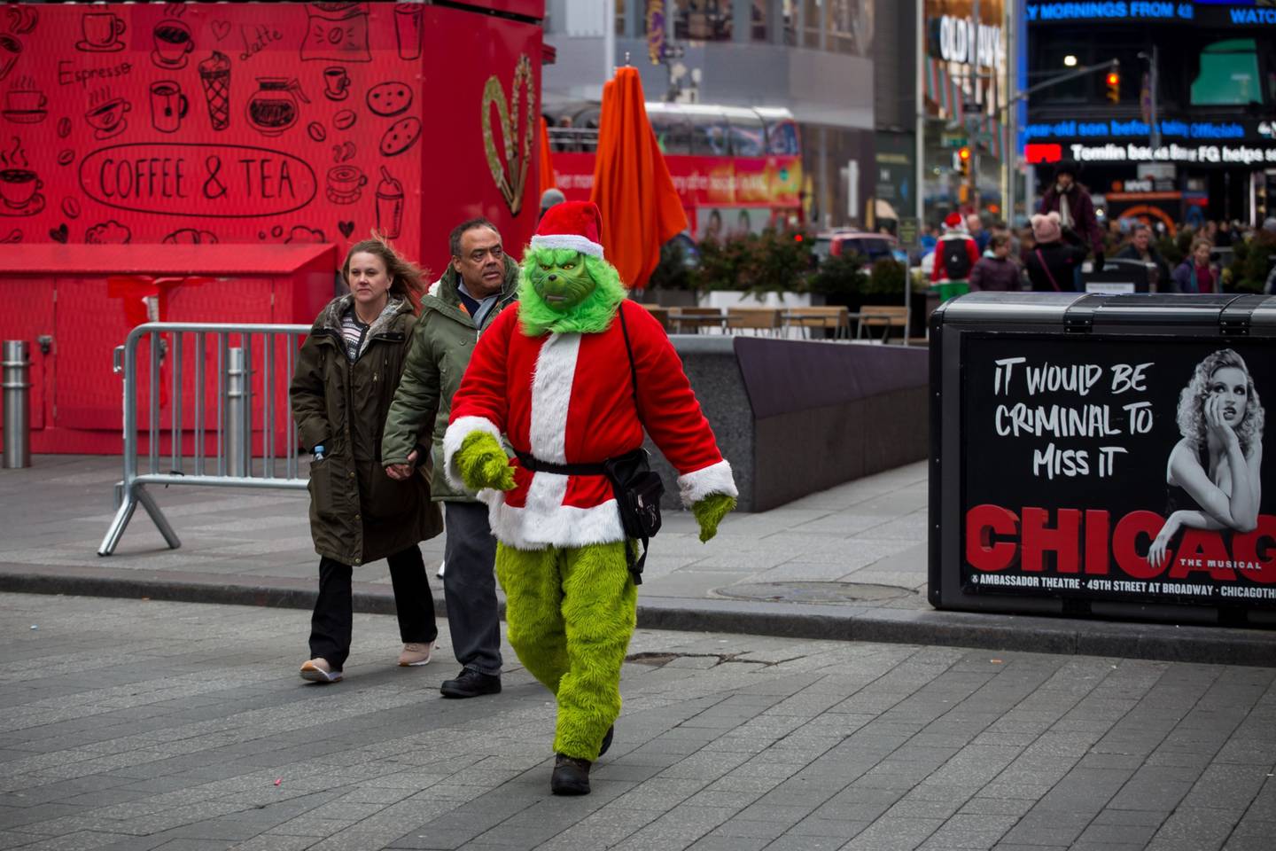 Un artista callejero vestido como el personaje del Grinch del Dr. Seuss camina en el barrio de Times Square de Nueva York, Estados Unidos, el lunes 17 de diciembre de 2018.