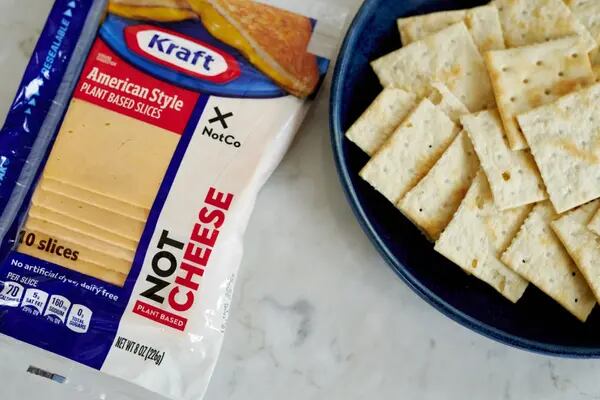 Un queso que no es queso, pero sabe a queso. Esa es la nueva apuesta de Kraft Heinz y el unicornio chileno NotCo.