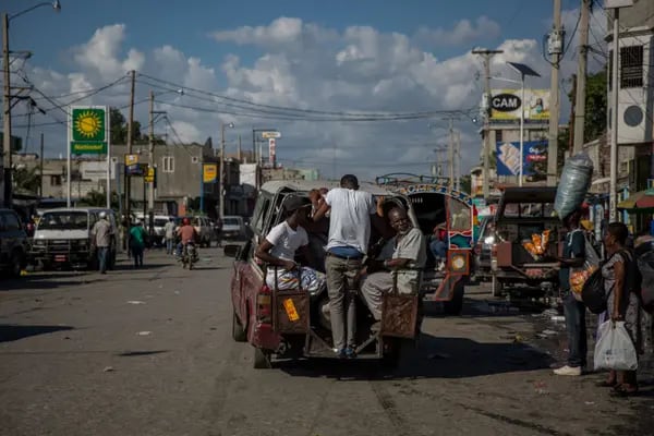 Los residentes viajan en un autobús público, conocido como Tap Tap, en Port-Au-Prince, Haití, el miércoles 31 de enero de 2018. Miles de millones de ayuda llegaron de los donantes en los años posteriores al terremoto de 2010. Sin embargo, el dinero ha hecho poco para abordar la pobreza.