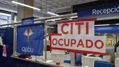 La sucursal de Citi en Ciudad Vieja fue ocupada por la Asociación de Empleados Bancarios del Uruguay. Foto: Aebu