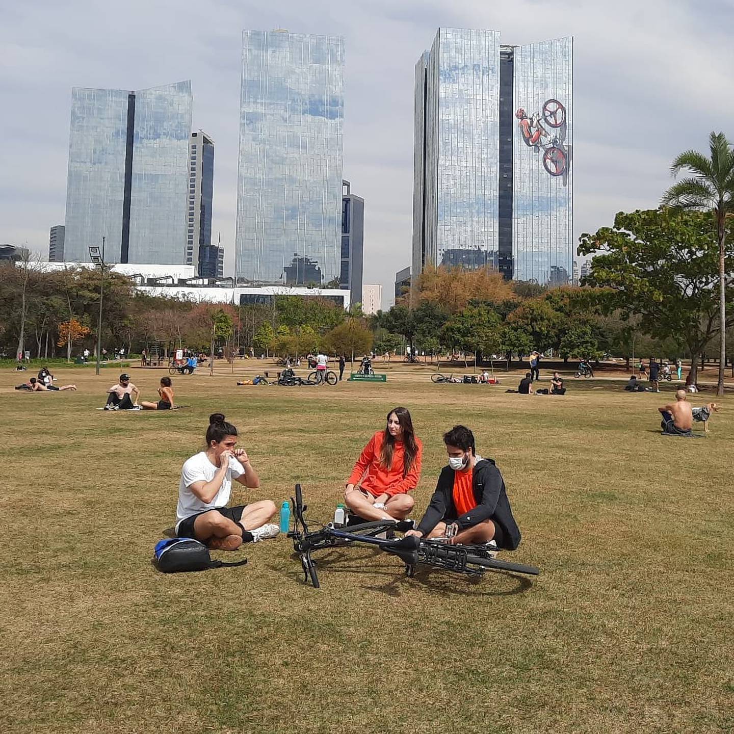 The Parque do Povo, in Chácara Itaim, is one of the main public spaces in the south zone to exercise, rest and enjoy sunny days with friends and family.dfd