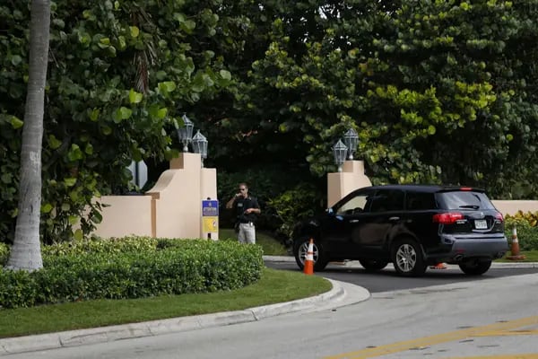 Un miembro del Servicio Secreto de Estados Unidos en la entrada de la casa del expresidente estadounidense Donald Trump en Mar-A-Lago en Palm Beach, Florida, Estados Unidos, el martes 9 de agosto de 2022.