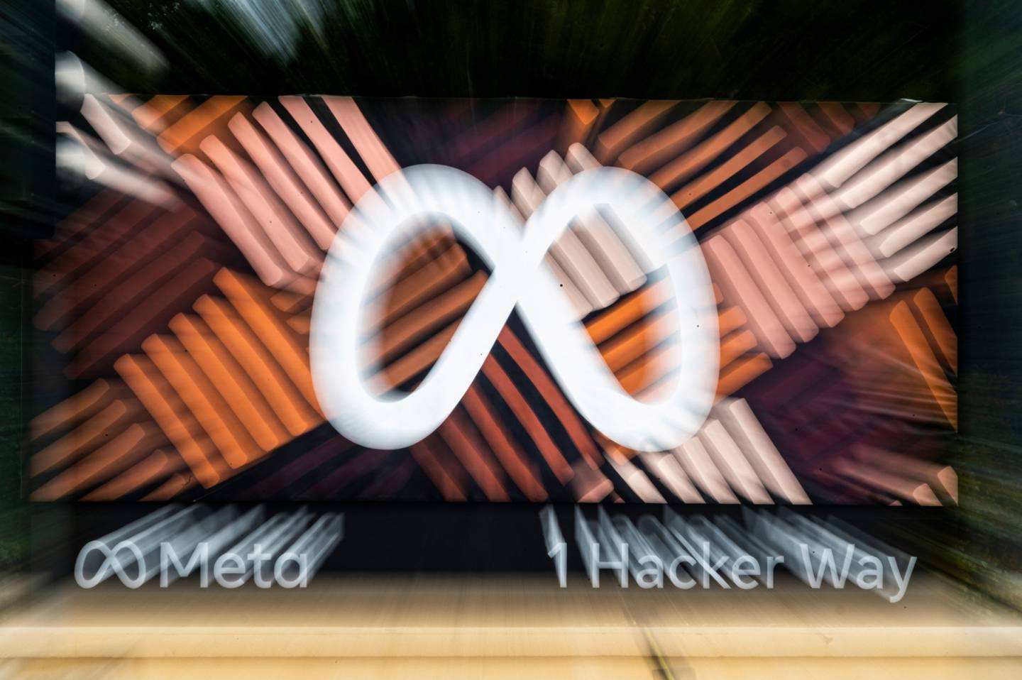 El logo de Meta en su sede central
