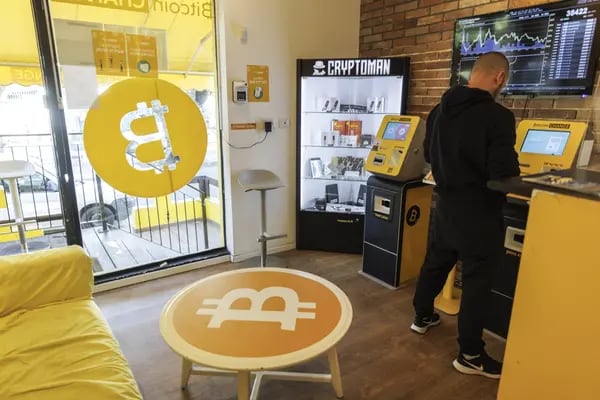 Un cliente usa un cajero automático de bitcoin en Tel Aviv