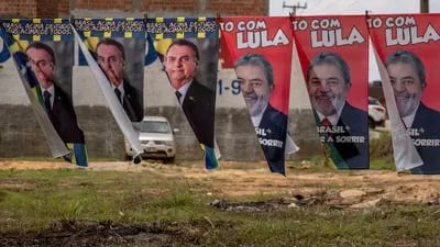 A street vendor offers towels with the images of Jair Bolsonaro and Lula in Eldorado dos Carajás (PA).