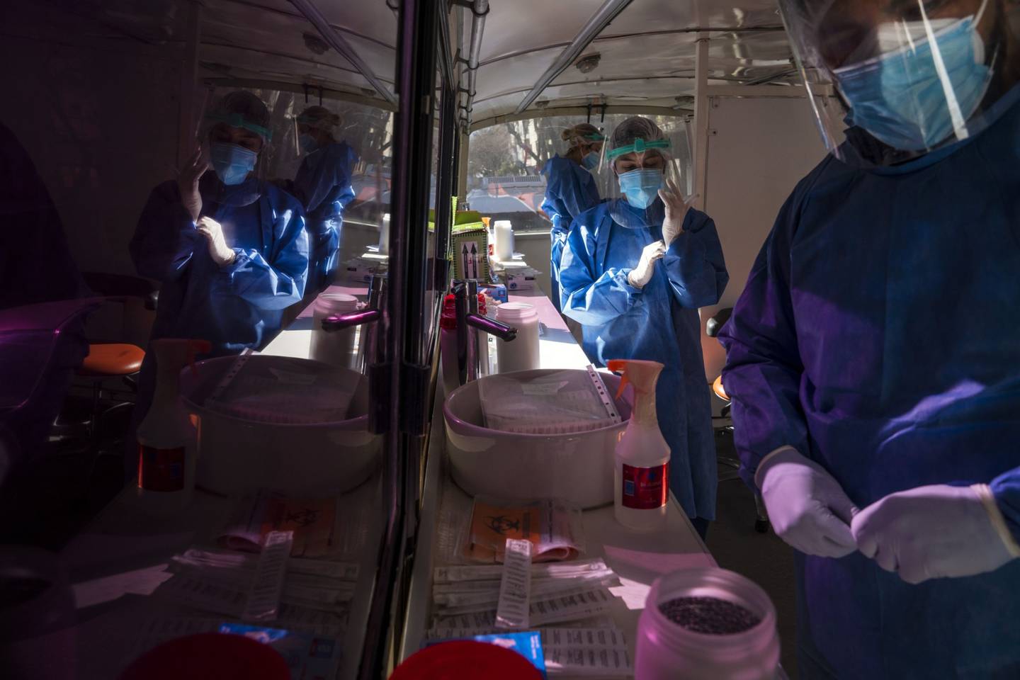 Argentina mejora en la gestión de la pandemia acorde avanza la vacunación.