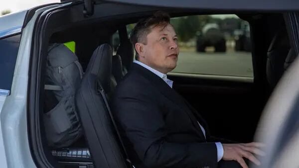 Musk perde US$ 32 bilhões com queda da Tesladfd