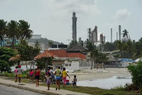 Una playa frente a la refinería El Palito de Petróleos de Venezuela SA (PDVSA) en El Palito, Venezuela, el miércoles 9 de marzo de 2022.