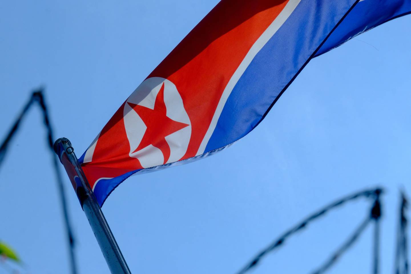 Una bandera de Corea del Norte ondea en el recinto de la Embajada de Corea del Norte en Kuala Lumpur, Malasia, el sábado 20 de marzo de 2021. Fotógrafo: Samsul Said/Bloomberg