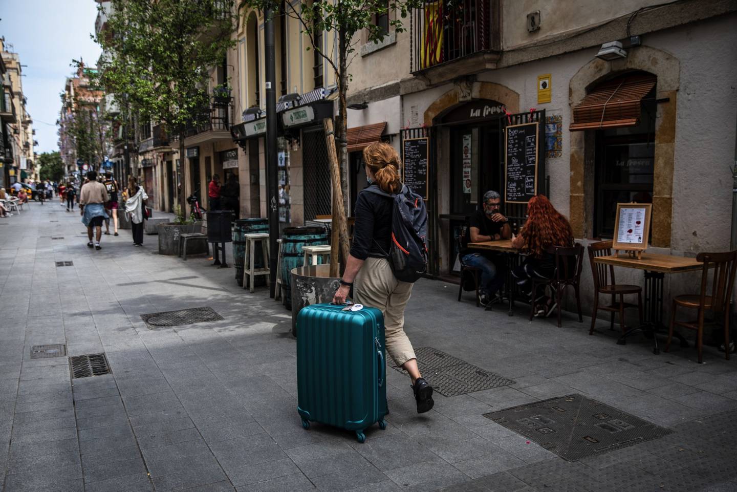 Barcelona designó una red de paradas de autobús que ayudan a distribuir a los visitantes de una manera más uniforme por toda la ciudad. Los funcionarios también detuvieron los permisos para la renta de apartamentos de corto plazo. Foto: Angel Garcia/Bloombergdfd