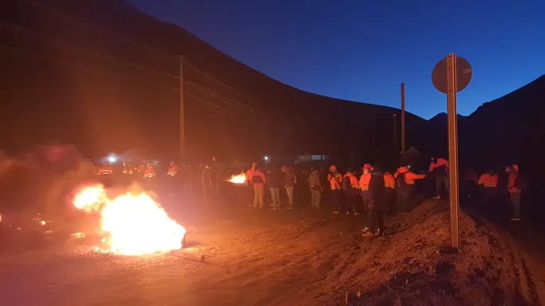 Mineros paralizan actividades en mina de cobre de Caserones, en Chile.dfd