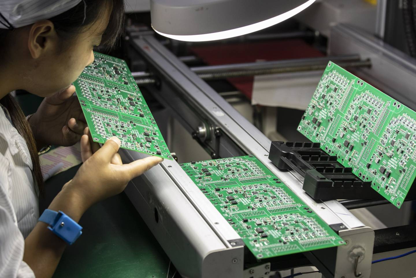 Un empleado inspecciona placas de circuitos integrados en la fábrica de Smart Pioneer Electronics Co. en Suzhou, China, el viernes 23 de septiembre de 2022. En un mundo donde los chips son cada vez más inteligentes y pequeños, requieren una tecnología mucho menos avanzada para fabricarse y, por lo tanto, dominar márgenes más pequeños. Fotógrafo: Qilai Shen/Bloomberg