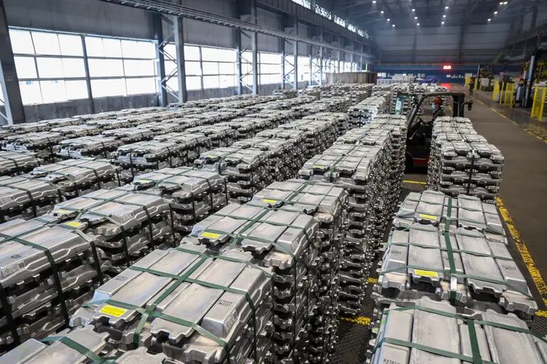 Pilas de lingotes de aluminio en la fundición de aluminio de Khakas, operada por Rusal. Fotógrafo: Andrey Rudakov/Bloombergdfd