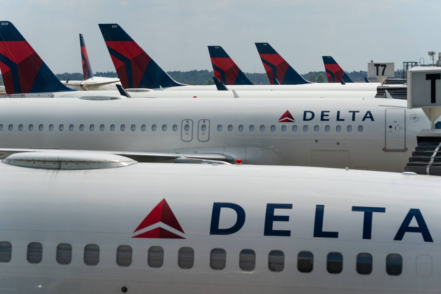 Delta Air Lines Inc. , aviones estacionados en las puertas del Aeropuerto Internacional de Atlanta Hartsfield-Jackson en Atlanta, Georgia, EE. UU., el miércoles 27 de abril, 2021.