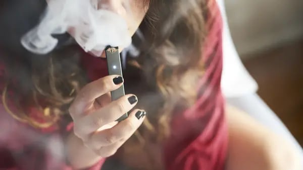 La FDA se retrasa en prohibir cigarrillos electrónicos que tientan a los menoresdfd