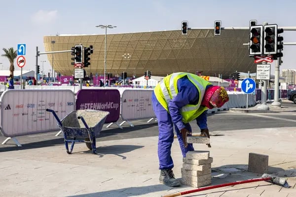 Un obrero trabaja en el exterior de un estadio en Lusail, Doha, en noviembre de 2018.