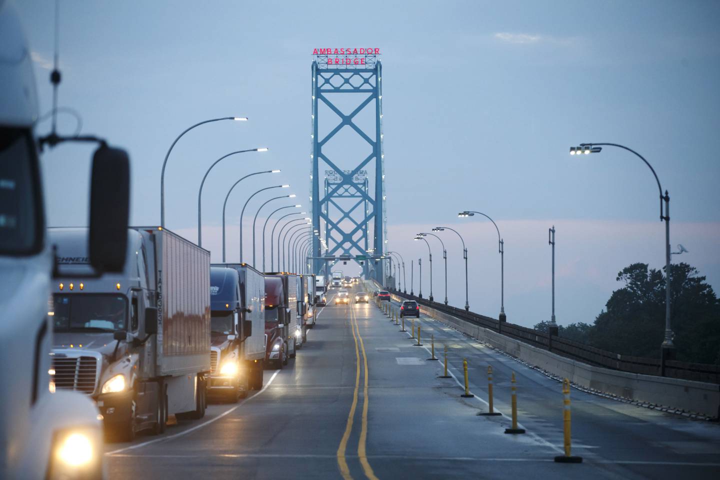 Camiones y vehículos de pasajeros atraviesan el puente Ambassador en la frontera entre Canadá y EE.UU.