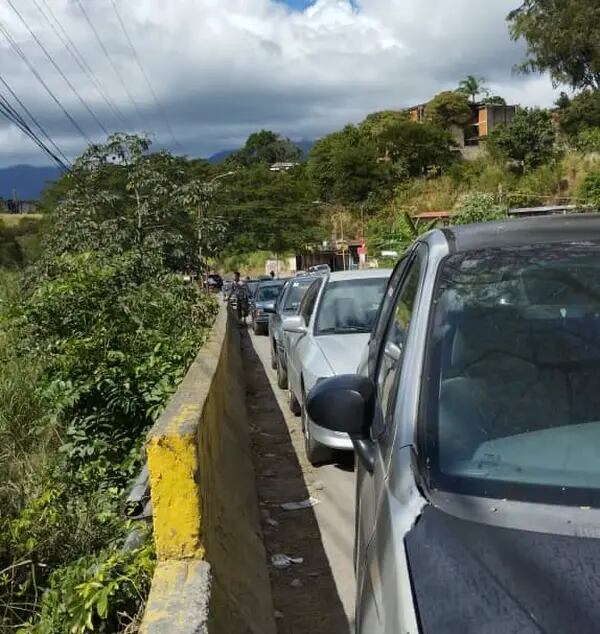 Colas para cargar gasolina en las zonas aledañas a la capital venezolana