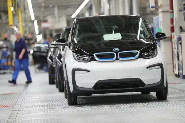 El vehículo eléctrico BMW i3 saliendo de la línea de ensamblaje en una fábrica de la compañía alemana BMW.