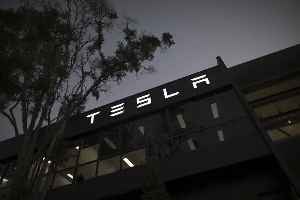 A Tesla tem sido perseguida por alegações de discriminação em sua fábrica de Fremont há anos