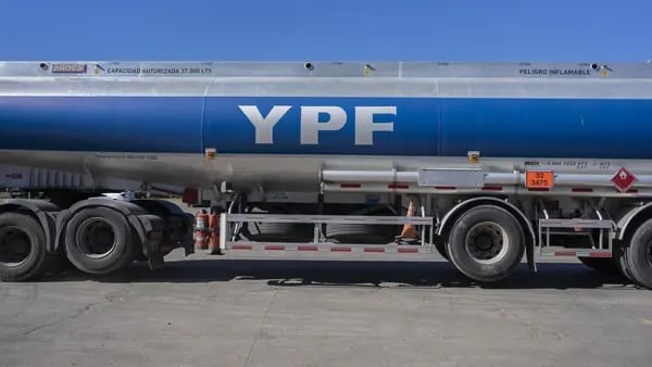 Burford pide empezar a embargar bienes argentinos tras fallo YPF dfd