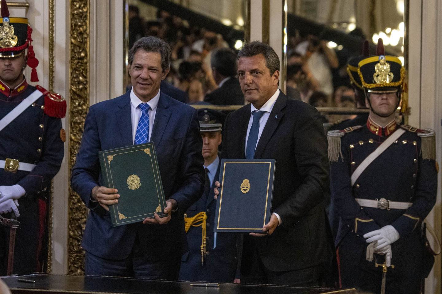 El ministro de Hacienda de Brasil, Fernando Haddad, a la izquierda, y el ministro de Economía de Argentina, Sergio Massa.